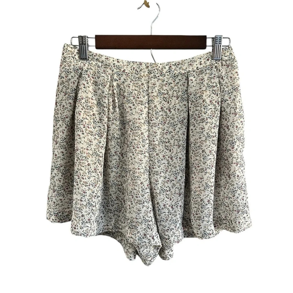 Wishlist Dainty Flower Print Shorts Give Skirt Look